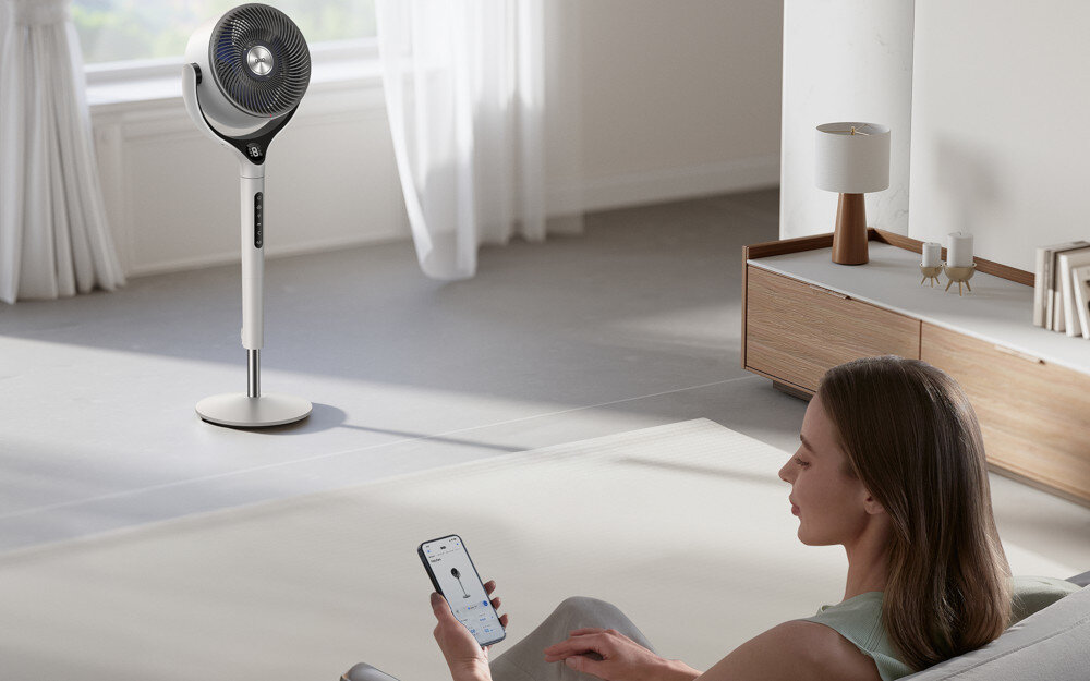 Wentylator DREO TurboPoly Fan 565S zdjęcie lifestyle Smart Hom z aplikacją Dreo oraz asystentami głosowymi Alexa i Google Assistante  z poziomu aplikacji lub komend głosowych