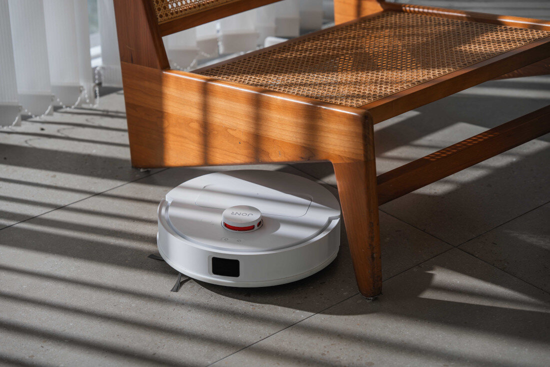 Robot sprzątający JONR T5 Lite Zbliżenie na zbiornik na czystą wodę Dokładne sprzątanie kurz, sierść i codzienne zabrudzenia pod kanapą, łóżkiem czy komodą