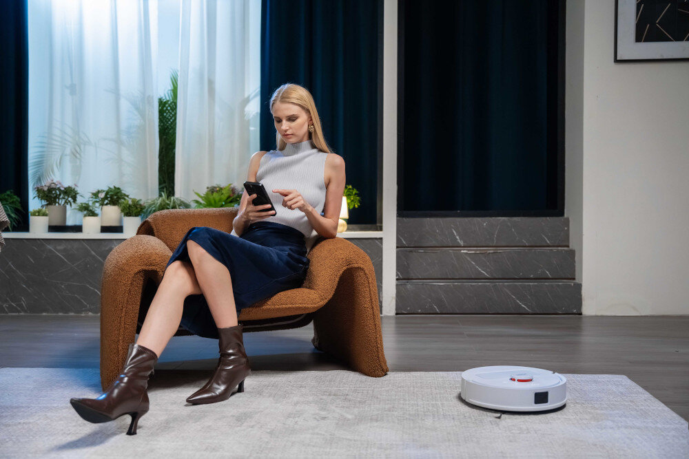 Robot sprzątający JONR T5 Lite Jonr H2 Pro sprząta mokrą plamę na podłodze w salonie za pomocą aplikacji Mi Home