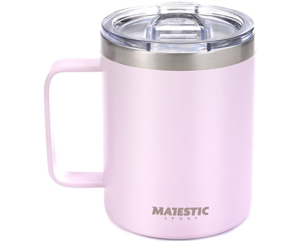 Różowy kubek termiczny z przezroczystą pokrywką i uchwytem. Na kubku widoczne jest logo \'MAJESTIC SPORT\'.
