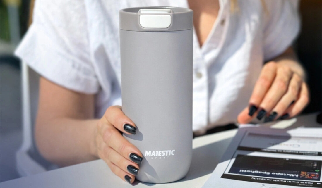 Kubek termiczny MAJESTIC SPORT Bullet Szary 540 ml design tło prezentacja wizualizacja Wygoda picia w każdej chwili