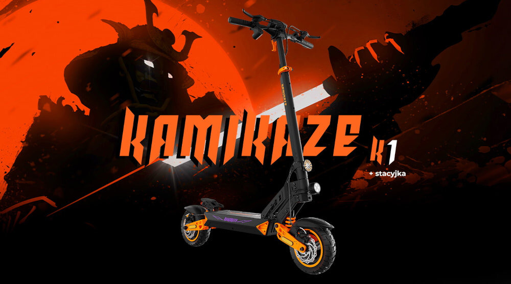 Na tle grafiki z postacią widać czarną hulajnogę elektryczną z pomarańczowymi elementami. Widoczny jest napis \'KAMIKAZE K1 + stacyjka\'.