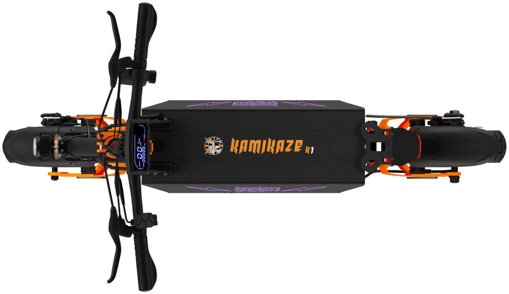 Widok z góry na czarną hulajnogę elektryczną z pomarańczowymi elementami, na której widnieje napis \'KAMIKAZE K1\'.