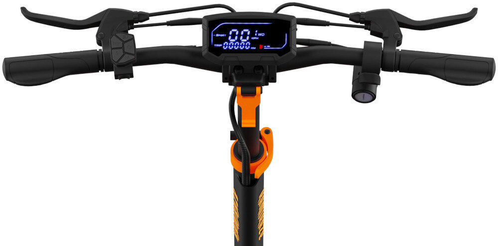 Kierownica hulajnogi elektrycznej z wyświetlaczem cyfrowym pokazującym prędkość i inne parametry. Widoczne są również manetki i elementy sterujące w kolorze czarnym i pomarańczowym.
