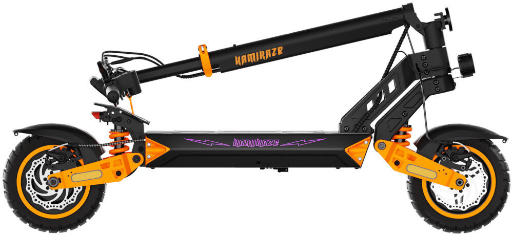 Czarna hulajnoga elektryczna z pomarańczowymi elementami, widoczna w pozycji złożonej. Na ramie znajduje się napis \'KAMIKAZE\'.
