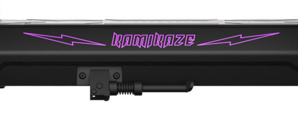 Czarna hulajnoga elektryczna z widocznym napisem \'KAMIKAZE\' w kolorze fioletowym oraz dwoma fioletowymi błyskawicami po bokach.