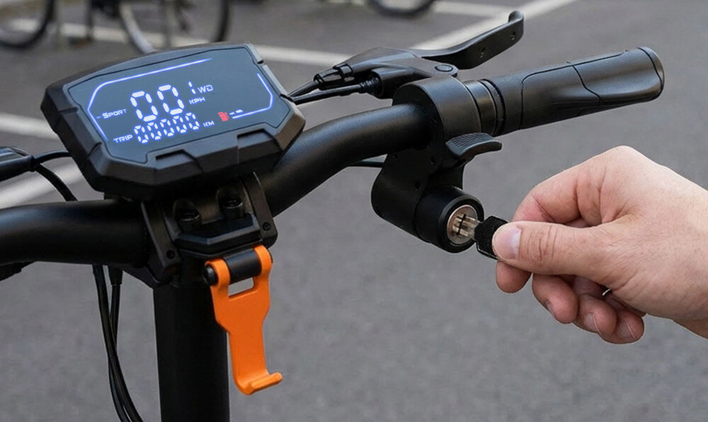Kierownica hulajnogi elektrycznej z wyświetlaczem pokazującym prędkość 0.0 km/h i przebieg 000000 km. Osoba wkłada klucz do stacyjki obok uchwytu kierownicy.