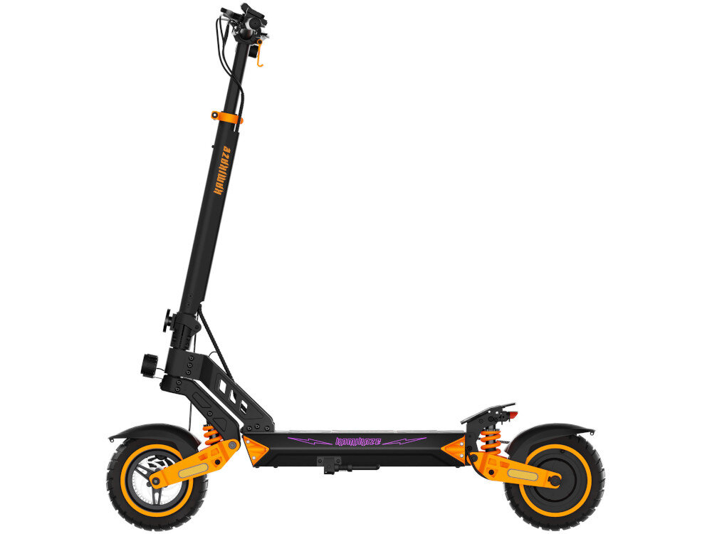 Czarna hulajnoga elektryczna z pomarańczowymi elementami, posiada dwa amortyzatory i duże koła. Na kierownicy widoczny jest napis \'KAMIKAZE\'.