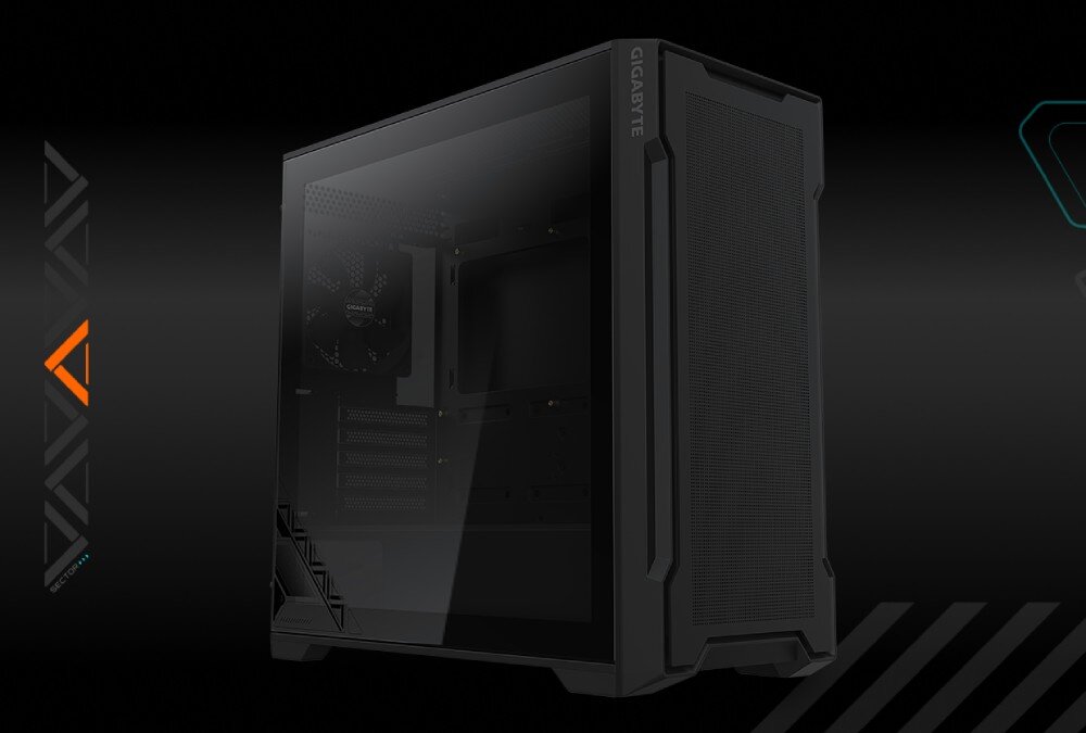 Komputer MAD DOG Powered by Gigabyte C102-I01DR32 czarna obudowa komputerowa z przezroczystym panelem bocznym z hartowanego szkła oraz siatkowanym frontem na ciemnym tle z geometrycznymi wzorami