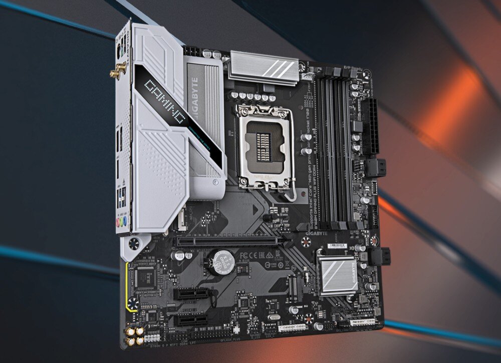 Komputer MAD DOG Powered by Gigabyte C102-I01WR32WP Zdjęcie przedstawia płytę główną oraz jej fabryczne opakowanie na ciemnofioletowym tle z motywem świetlistych smug. Pudełko ma pomarańczowe i białe napisy oraz duże logo serii