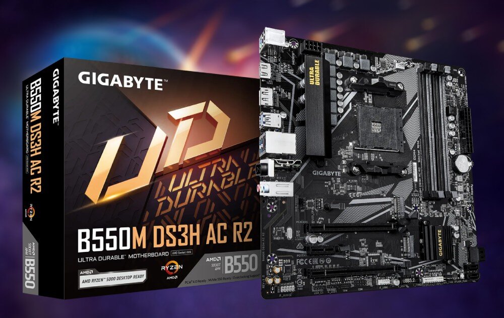 Komputer MAD DOG Powered by Gigabyte C102-A01WR32WH Zdjęcie przedstawia płytę główną oraz jej fabryczne opakowanie na ciemnofioletowym tle z motywem świetlistych smug. Pudełko ma pomarańczowe i białe napisy oraz duże logo serii