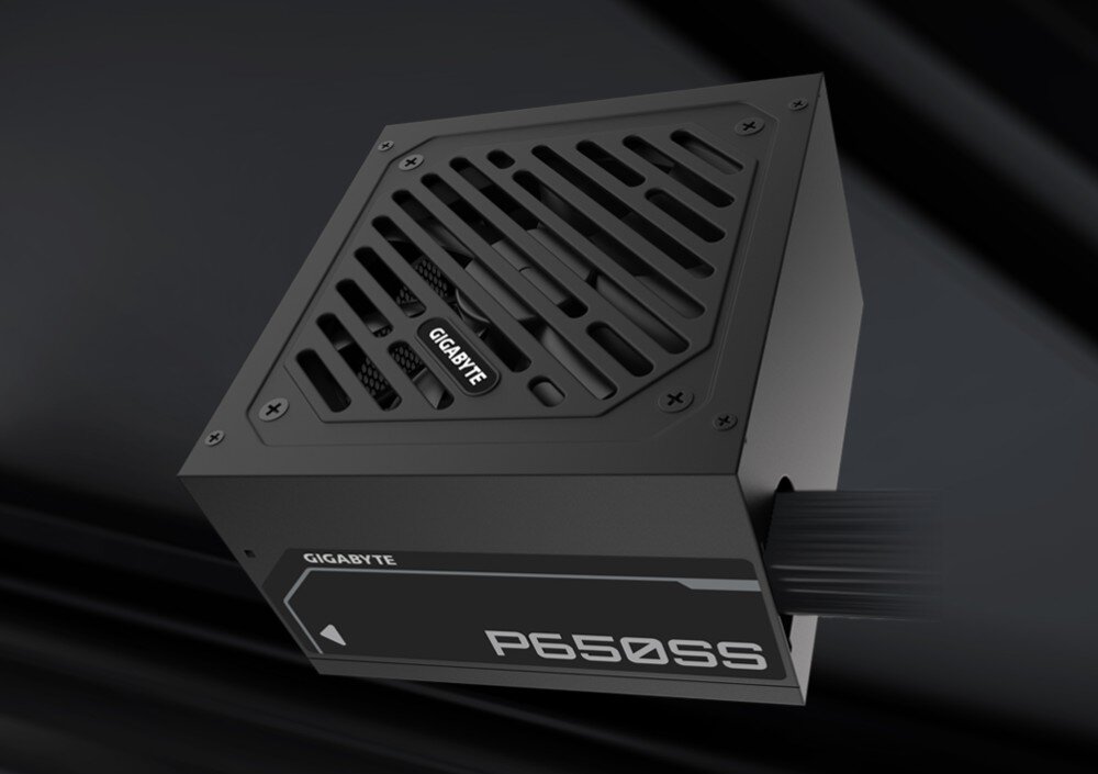 Komputer MAD DOG Powered by Gigabyte C102-A01DR16 Zasilacz z logo producenta i oznaczeniem 'P650SS', widoczne otwory wentylacyjne i podłączony kabel, zasilacz, moc, sprawność, zabezpieczenia