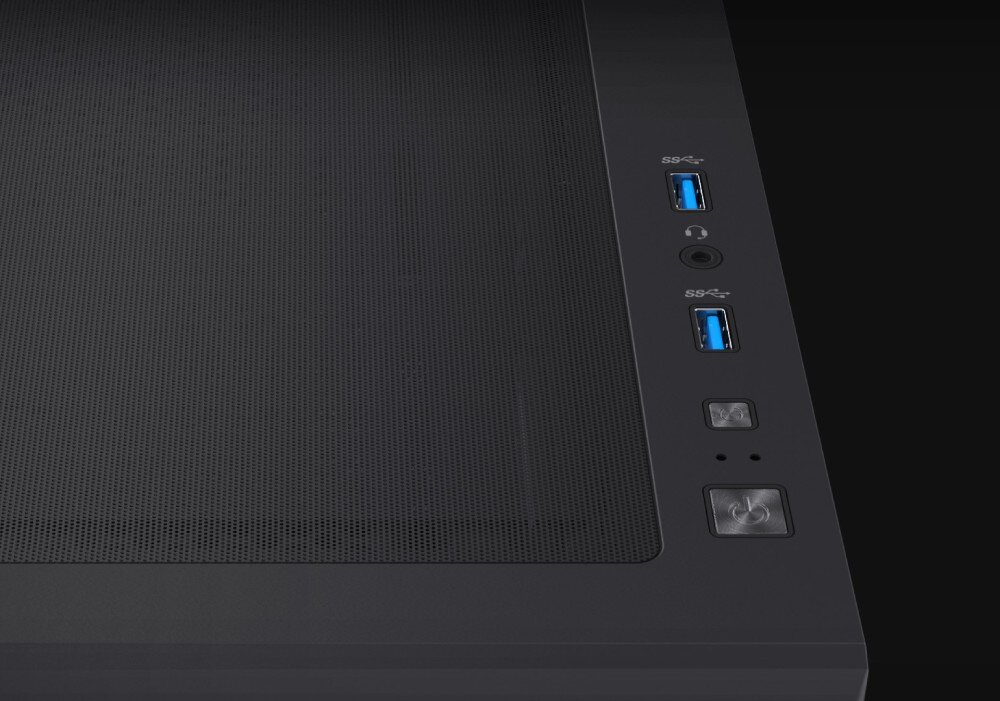 Komputer MAD DOG Powered by Gigabyte C102-A01DR16 zbliżenie na górny panel obudowy komputera z widocznymi dwoma niebieskimi gniazdami USB, wejściem audio oraz przyciskami zasilania i resetu obok drobnej metalowej siatki