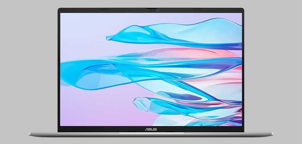 Laptop z wyświetlaczem OLED, na którym widoczna jest abstrakcyjna grafika w odcieniach niebieskiego i różowego. Na dolnej ramce ekranu znajduje się logo \'ASUS\'.