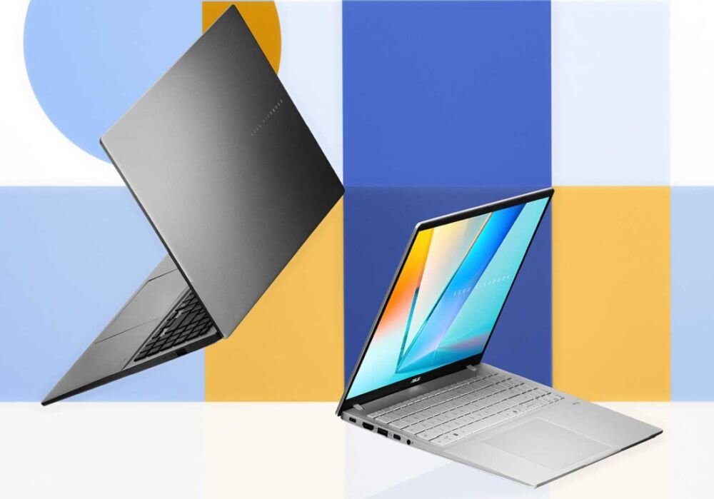 Na obrazie widoczne są dwa laptopy w różnych pozycjach na tle geometrycznych kształtów w kolorach niebieskim, białym i pomarańczowym. Jeden laptop jest zamknięty, a drugi otwarty, ukazując klawiaturę i ekran z kolorową grafiką.