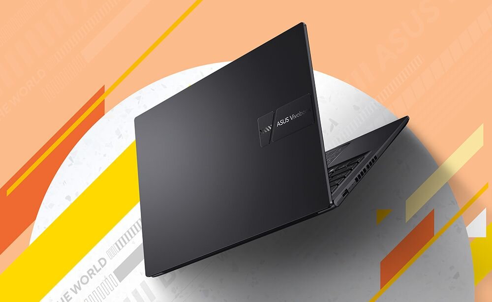 Laptop ASUS VivoBook 14 w kolorze Indie Black pokazany półotwarty na jasnym tle do codziennej pracy - Indie Black i Cool Silver  