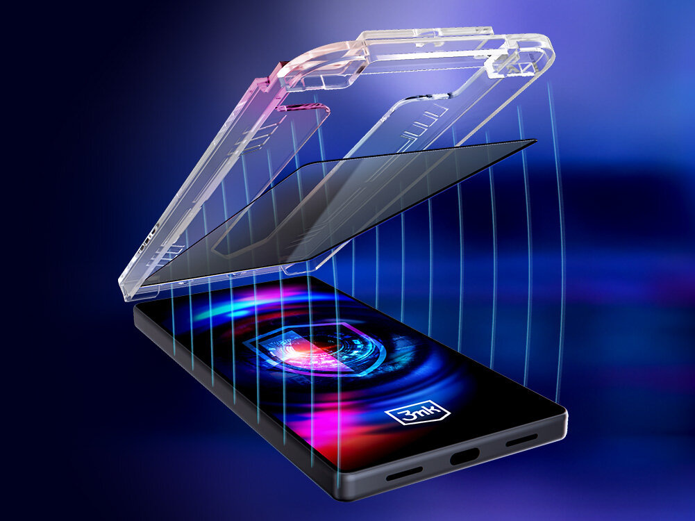 Obraz przedstawia telefon z nałożonym szkłem ochronnym, nad którym unosi się przezroczyste etui. Na ekranie telefonu widoczna jest grafika z okiem oraz logo \'3mk\'.