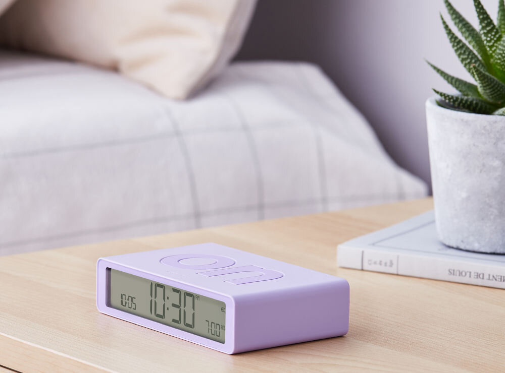 Budzik LEXON Flip Classic Fioletowy Budzik LEXON Flip Classic czytelnosc wyswietlacz lcb Dotyk, który budzi