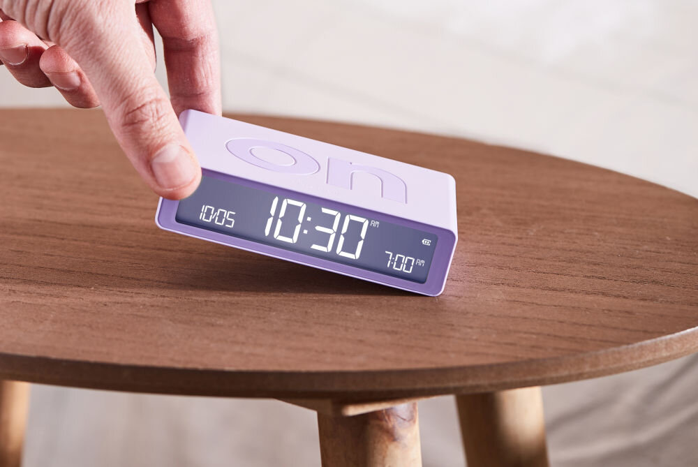 Budzik LEXON Flip Classic Fioletowy Budzik LEXON Flip Classic flip classic Gotowy na wiele poranków  około pół roku bez ładowania port USB-C kilka godzin