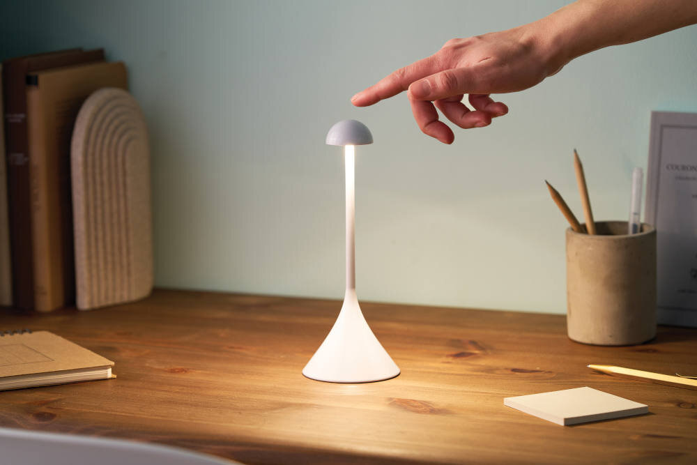 Lampka stołowa LEXON Steli Dome LH105D-WG Biały Lampka stołowa LEXON Steli S Dome przestrzeń