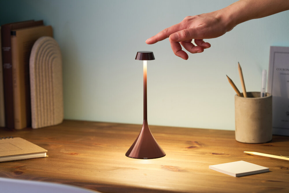 Lampka stołowa LEXON Steli S Shade LH105S-CG Brązowy Barwa, która tworzy klimat