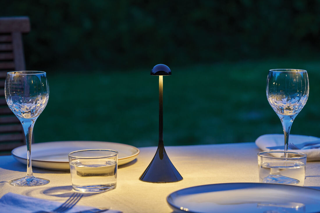 Lampka stołowa LEXON Steli S Dome LH105D-NG Czarny Lampka stołowa LEXON Steli S Dome przestrzeń