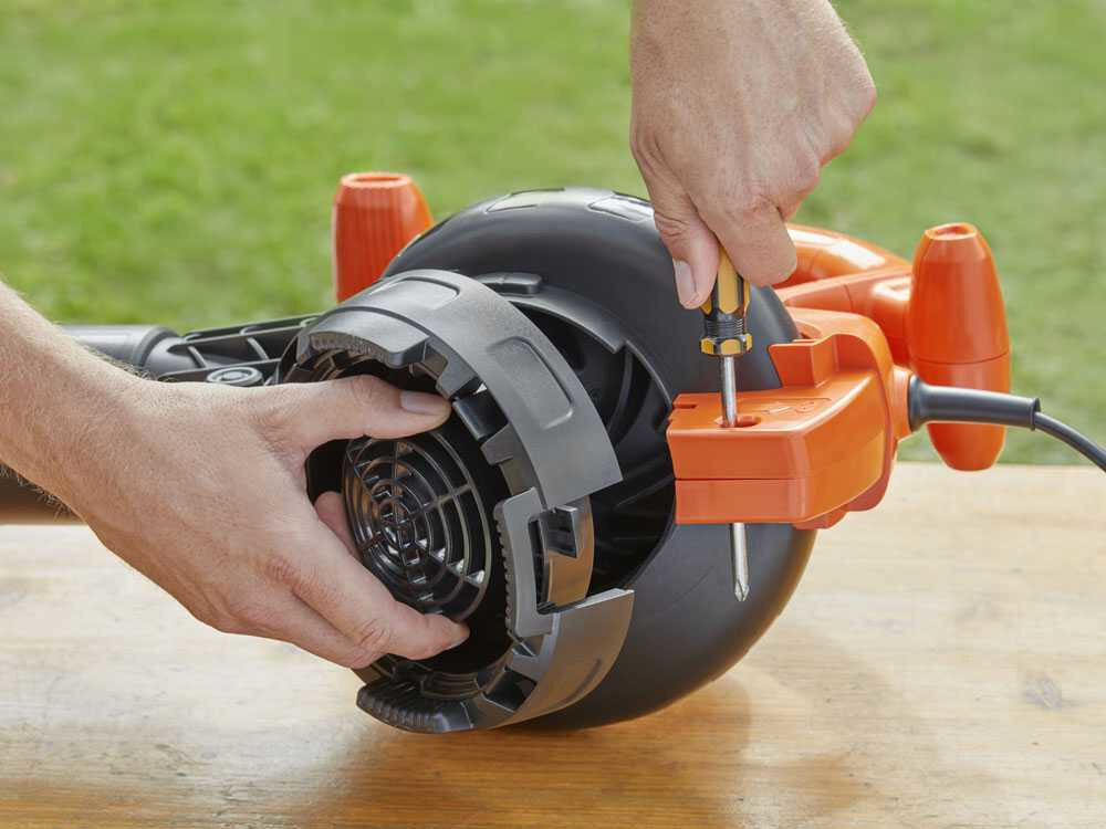 Odkurzacz do liści BLACK&DECKER BEBLV290 silnik szczotkowy moc 2900 W dlugotrwala praca wysoka wydajnosc idealnie zbalansowany stala moc poziom halasu 102,5 dB