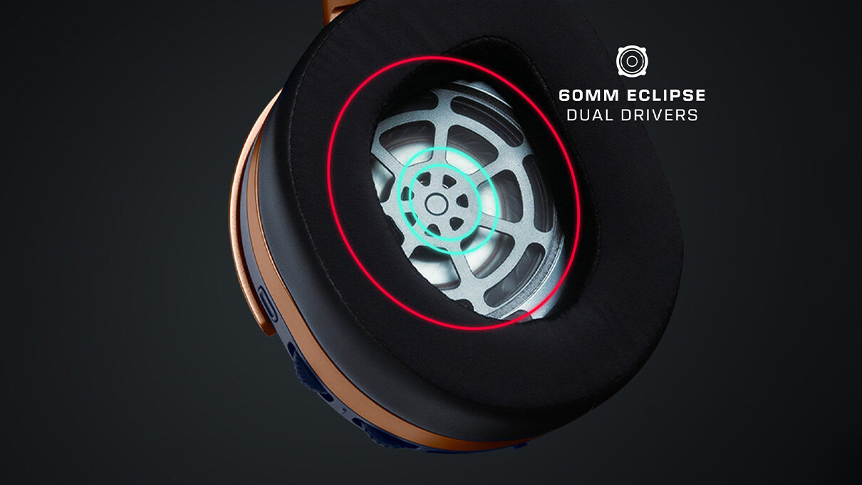 Zbliżenie na wnętrze nausznika słuchawek z widocznym metalowym elementem i podświetleniem. Obok znajduje się tekst: \'60MM ECLIPSE DUAL DRIVERS\'.