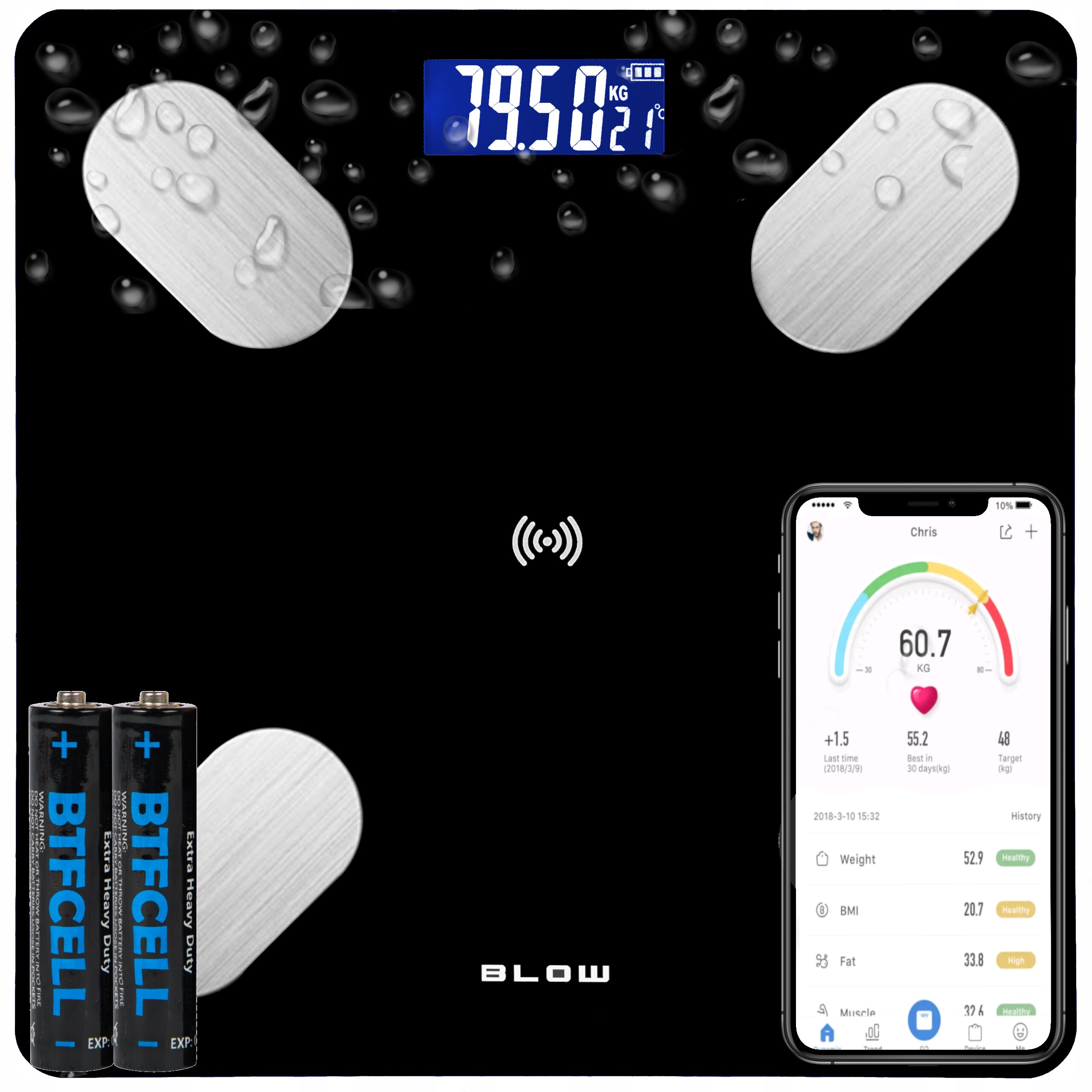 Czarna szklana waga łazienkowa z wyświetlaczem pokazującym 79.50 kg, z widocznymi metalowymi elektrodami i logo \'BLOW\'. Obok wagi znajduje się smartfon z aplikacją pokazującą wagę 60.7 kg oraz dwie baterie z napisem \'BTF CELL\'.