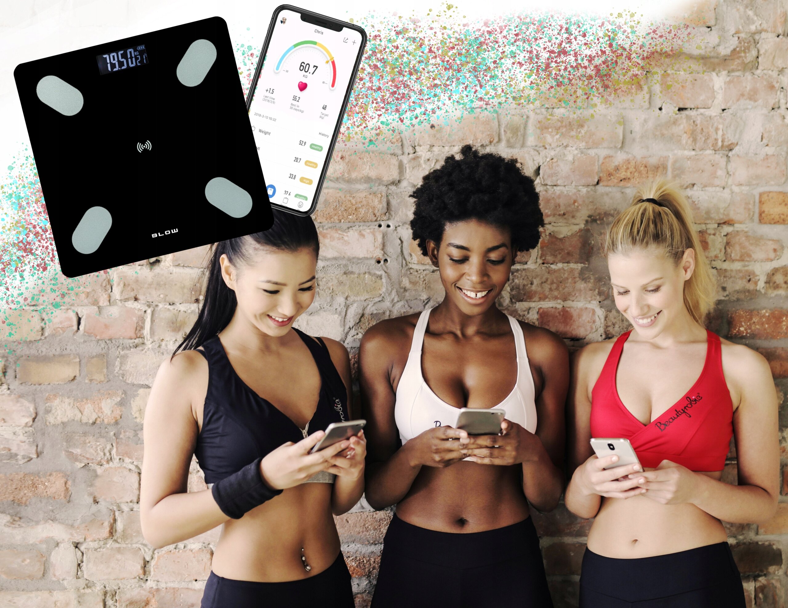 Na obrazie widoczna jest czarna waga łazienkowa z wyświetlaczem pokazującym \'79.5 kg\' oraz logo \'GLOW\'. Obok wagi znajduje się smartfon z aplikacją pokazującą dane analityczne, a w tle trzy osoby trzymające telefony.