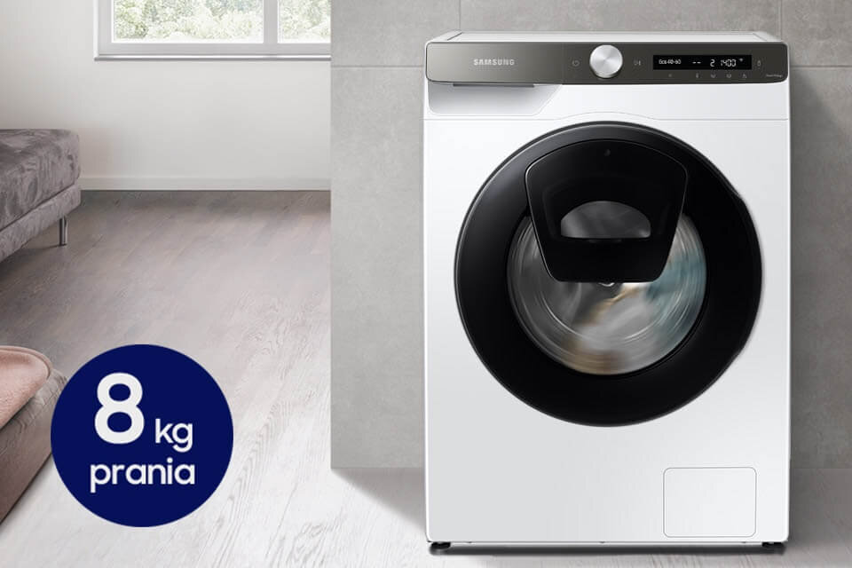 Pralka o nowoczesnym designie z widocznym logo Samsung na panelu sterowania. Na obrazie znajduje się także okrągła ikona z napisem \'8 kg prania\'.