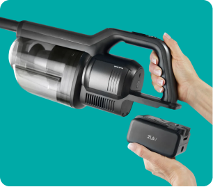 Osoba trzyma odkurzacz oraz wyjmowaną baterię z oznaczeniem 21.6V. Tło jest jednolite, turkusowe.