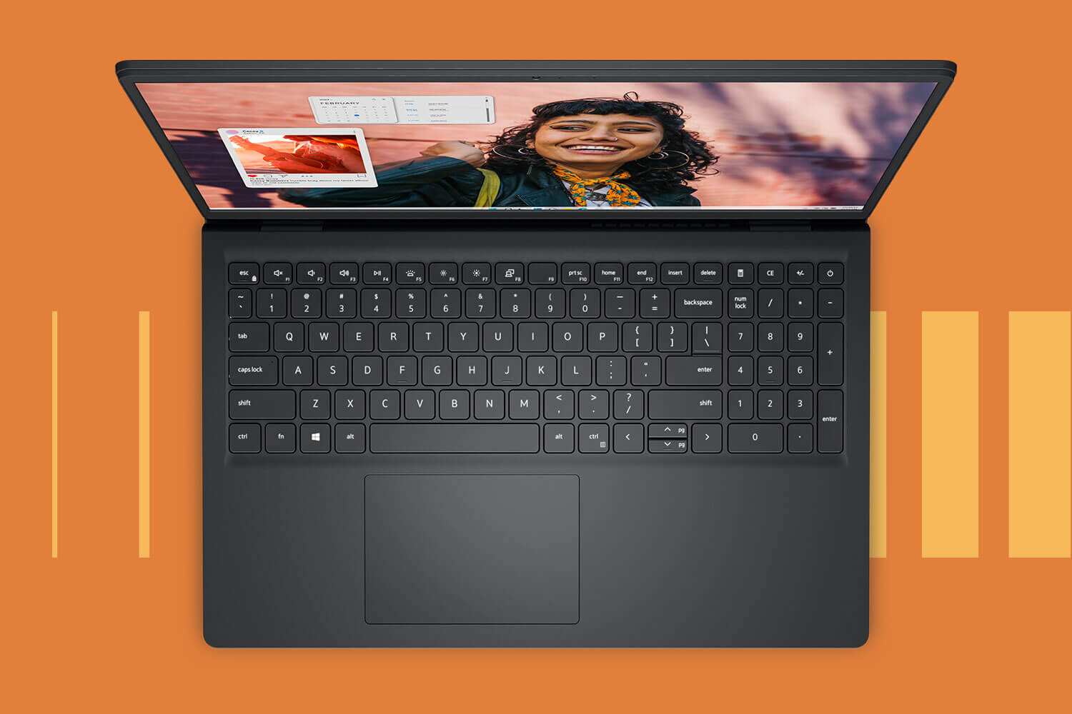 Laptop z otwartym ekranem, na którym widoczny jest obraz kobiety. Klawiatura jest czarna, a tło pomarańczowe z pionowymi paskami.