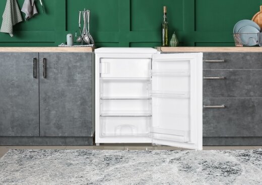 Lodówka MPM-114-CJ-35 z otwartymi drzwiami w zabudowie kuchennej.