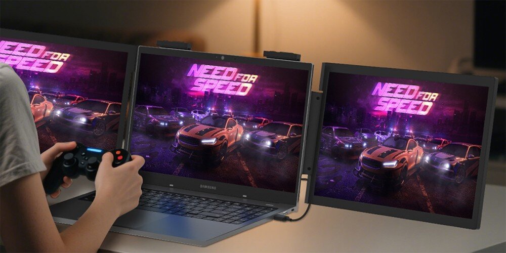 Monitor ZEUSLAP ZB14 Osoba trzymająca pada gra na laptopie z dwoma dodatkowymi ekranami, na wszystkich widoczna gra wyścigowa z samochodami i napisem 'Need for Speed', opis