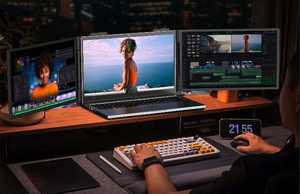 Monitor ZEUSLAP ZB14 Osoba siedząca przy biurku z laptopem i dwoma dodatkowymi ekranami, na których otwarte są programy do edycji wideo oraz zdjęcie kobiety nad morzem, matryca IPS, odwzorowanie barw