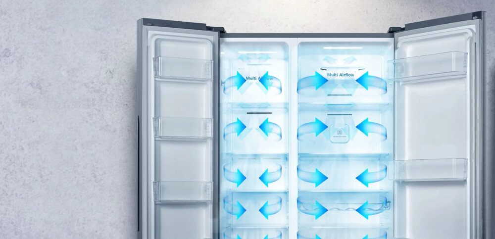 Otwarta lodówka z widocznymi półkami i niebieskimi strzałkami wskazującymi przepływ powietrza. Na tylnej ścianie widoczny jest napis \'Multi Airflow\'.