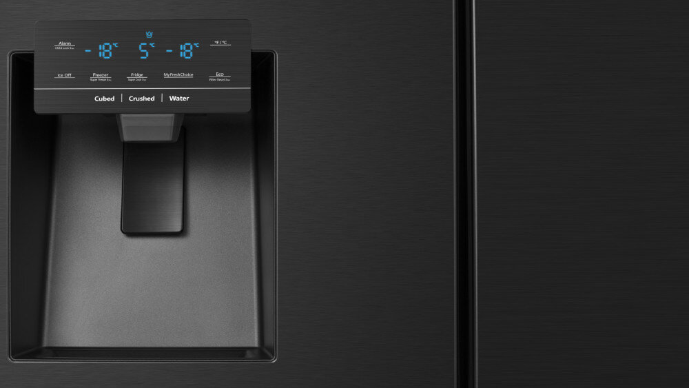 Czarna lodówka z panelem sterowania wyświetlającym temperatury: -18°C, 5°C, -18°C. Poniżej znajdują się przyciski: Cubed, Crushed, Water.
