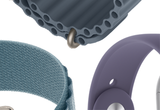 Fragmenty trzech różnych pasków do zegarków w kolorach szarym, niebieskim i fioletowym. Widoczne są detale zapięć i faktura materiałów.