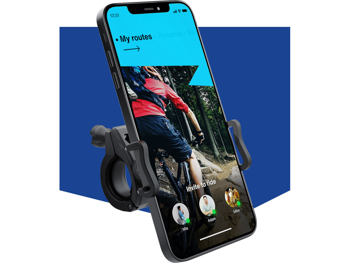 Uchwyt na telefon do roweru w kolorze czarnym, zamontowany na kierownicy, trzyma smartfon z wyświetlonym obrazem rowerzysty w lesie. Na ekranie telefonu widoczny jest tekst: \'My routes\' oraz \'Invite to ride\'.