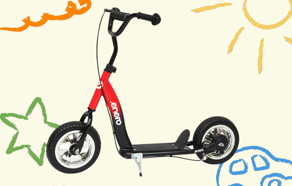 Czerwona hulajnoga z czarnymi elementami i napisem \'enero\' na ramie, z dużymi kołami i kierownicą. Tło ozdobione jest rysunkami w stylu dziecięcym, przedstawiającymi słońce, chmurę, gwiazdę i samochód.