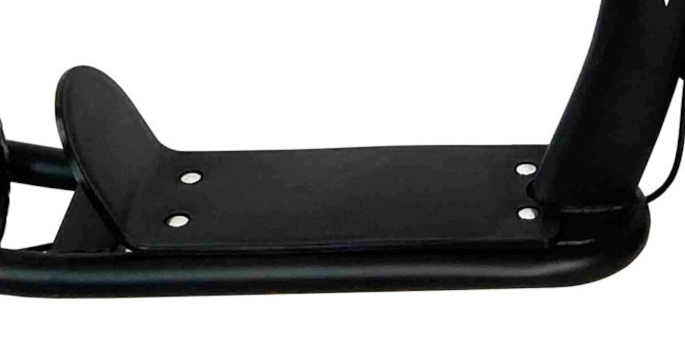 Czarna platforma hulajnogi z widocznymi czterema srebrnymi śrubami. Elementy konstrukcji są wykonane z metalu.