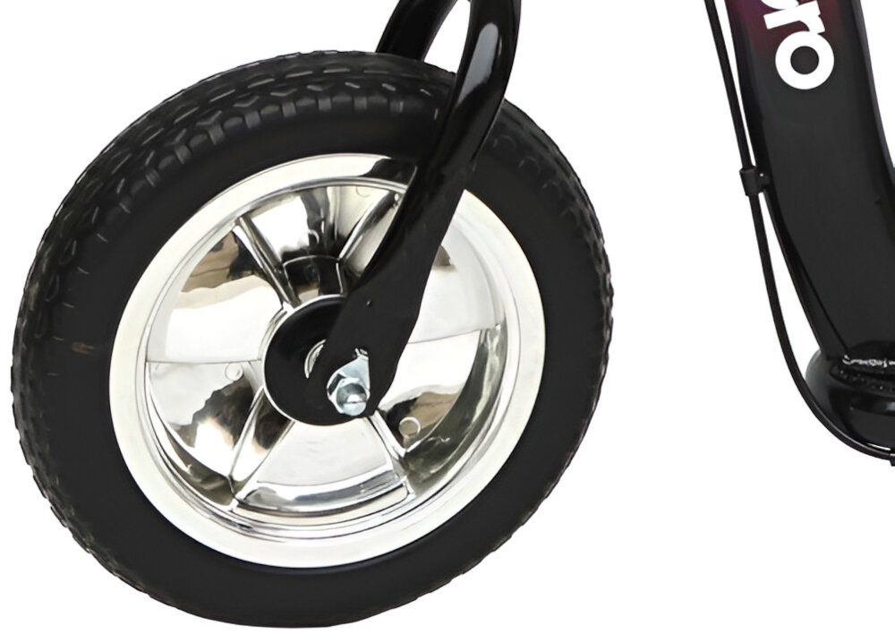Zbliżenie na koło hulajnogi z czarną oponą i srebrną felgą. Na ramie widoczny jest fragment napisu \'ERO\'.