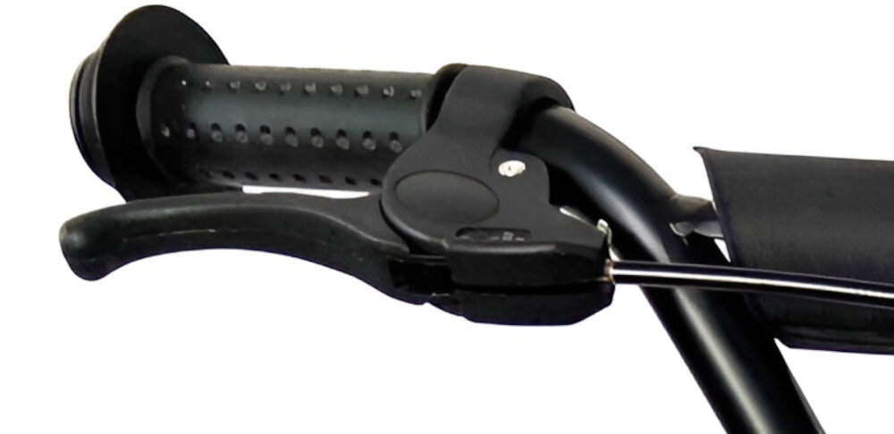 Zbliżenie na kierownicę hulajnogi z czarnym uchwytem i dźwignią hamulca. Uchwyt ma perforowaną powierzchnię, a dźwignia jest przymocowana do metalowej ramy.