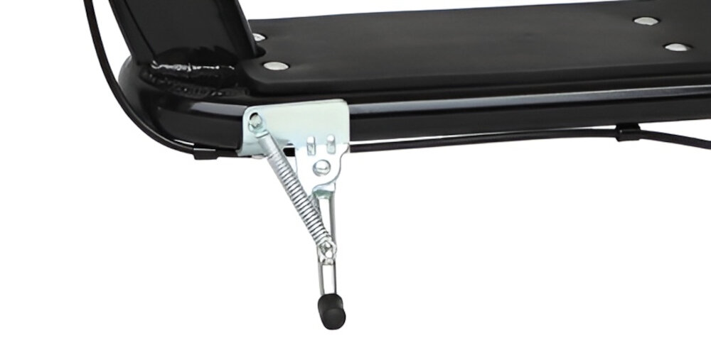 Zbliżenie na metalową podpórkę hulajnogi z czarną gumową końcówką, zamontowaną do czarnej platformy.