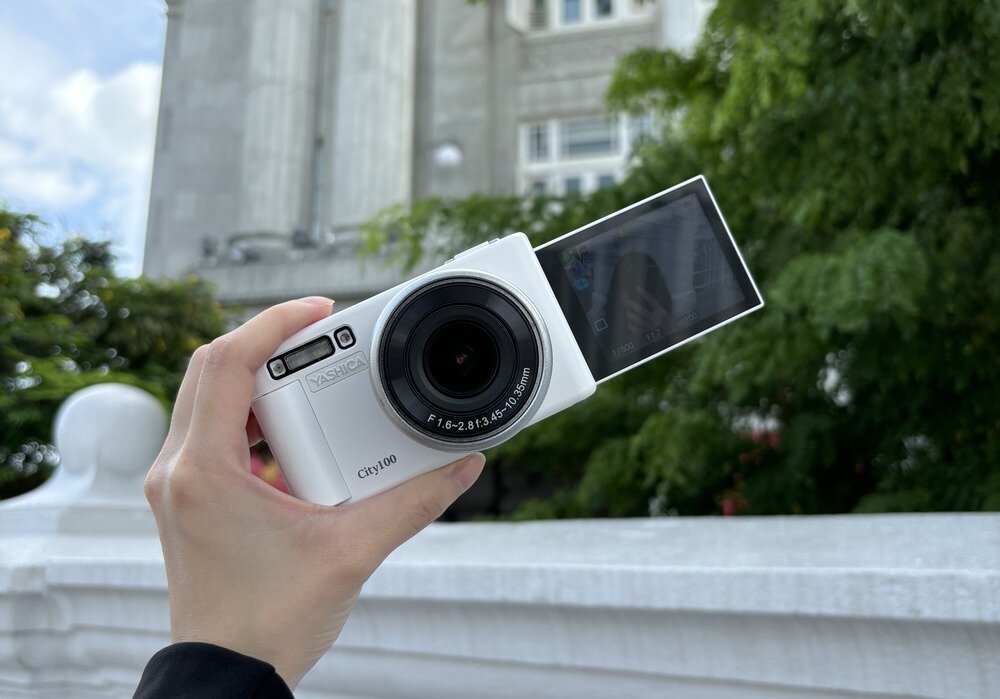 Aparat cyfrowy YASHICA City 100 z prostym interfejsem i intuicyjnymi przyciskami