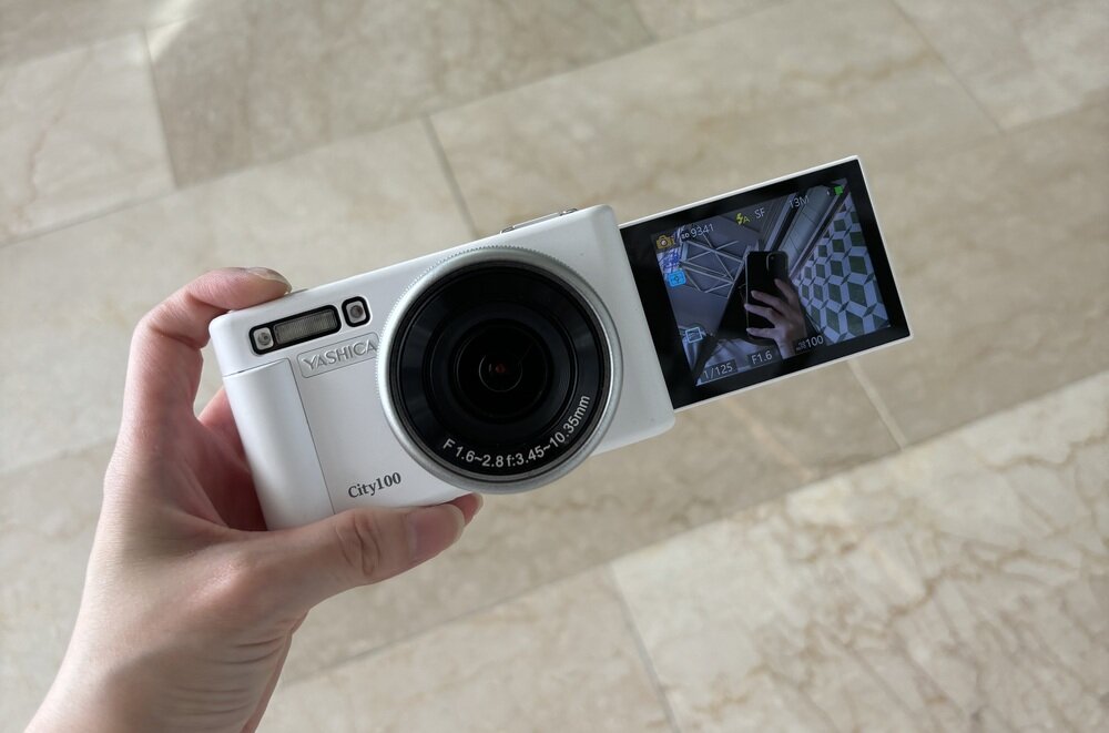 Aparat cyfrowy YASHICA City 100 z odchylanym ekranem LCD do selfie i vlogów