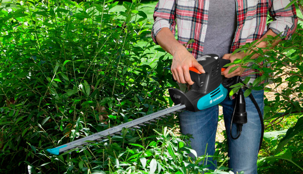 Nożyce do żywopłotu GARDENA EasyCut 9830-20 elektryczne silnik elektryczny moc 420 W ciagla niezawodna praca haczyk zaczepic przedluzacz kabel prowadzony wzdluz narzedzia minimalizuje ryzyko przypadkowego przeciecia