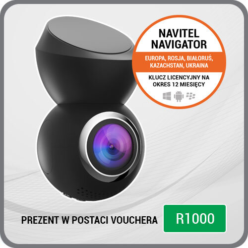 Obraz przedstawia czarny wideorejestrator z kolorowym obiektywem. Na obrazie widnieje tekst: \'NAVITEL NAVIGATOR EUROPA, ROSJA, BIAŁORUŚ, KAZACHSTAN, UKRAINA KLUCZ LICENCYJNY NA OKRES 12 MIESIĘCY\' oraz \'PREZENT W POSTACI VOUCHERA R1000\'.