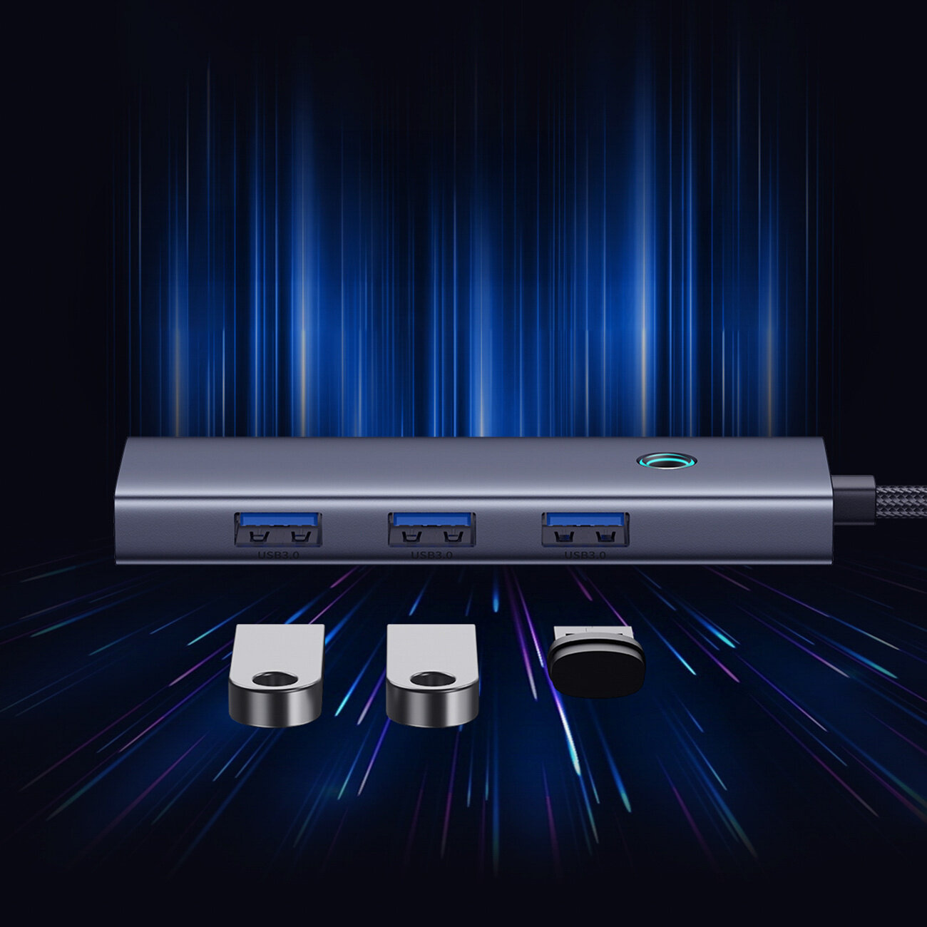 Na obrazie widoczny jest hub z czterema portami USB-A i jednym portem HDMI, umieszczony na tle z niebieskimi, pionowymi liniami świetlnymi. Obok huba znajdują się trzy małe, metaliczne elementy o różnych kształtach.